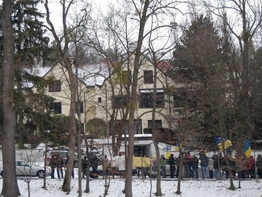 Австрийский Автомайдан пикетировал особняк Азарова в Вене. Фоторепортаж
