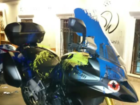 В Тбилиси мотоциклы российских байкеров раскрасили в цвета украинского флага