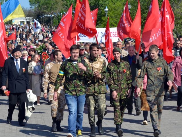 В Херсоне активисты Евромайдана охраняли шествие коммунистов на 9 Мая во избежание провокаций