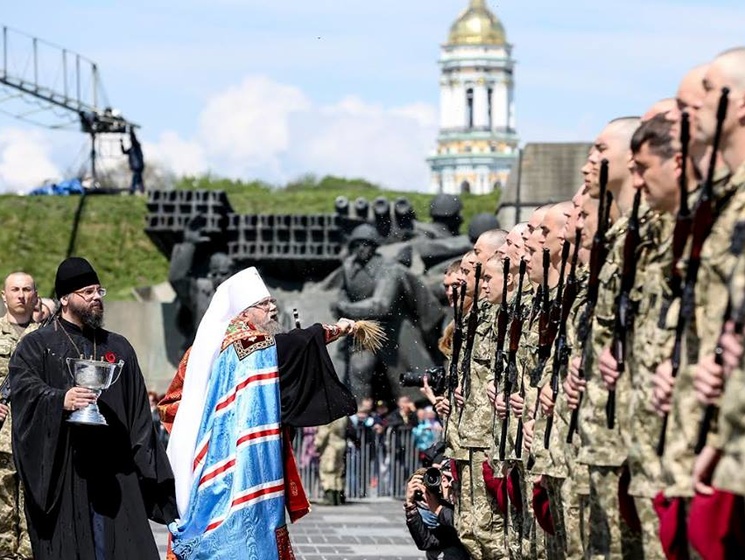 Дайджест 9 мая: В Украине без эксцессов, боевики провели свои парады, в зоне АТО не стихают обстрелы