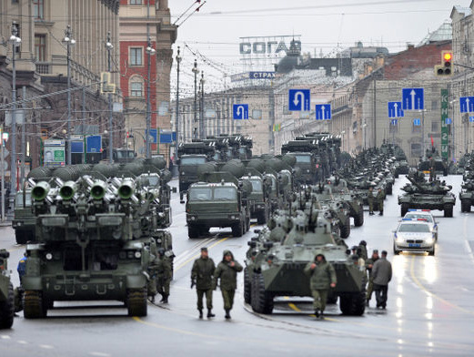 СМИ: После парада в Москве придется менять брусчатку