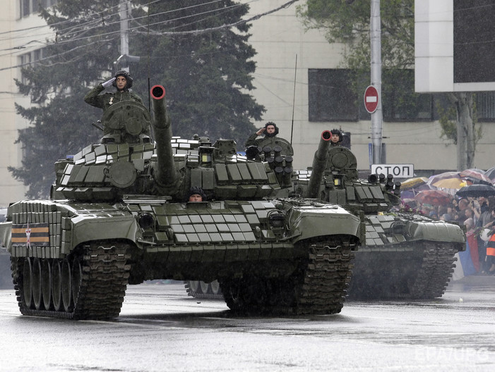 Порошенко: Мы ожидаем жесткую реакцию международного сообщества на парад в Донецке с применением запрещенной техники