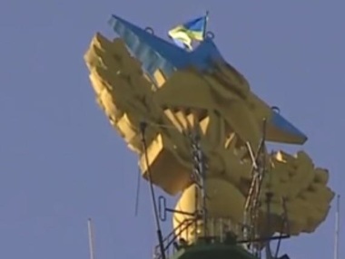 В Москве продлили арест парашютистам, подозреваемым в покраске звезды в синий и желтый цвета