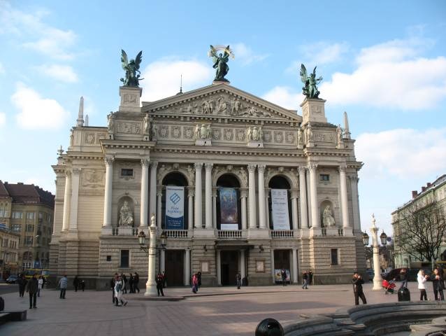 Львовский оперный театр сообщил о массовой мобилизации артистического состава театра