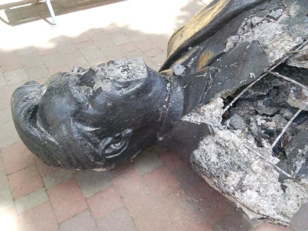 В Харькове свалили три памятника и украли меч у Александра Невского