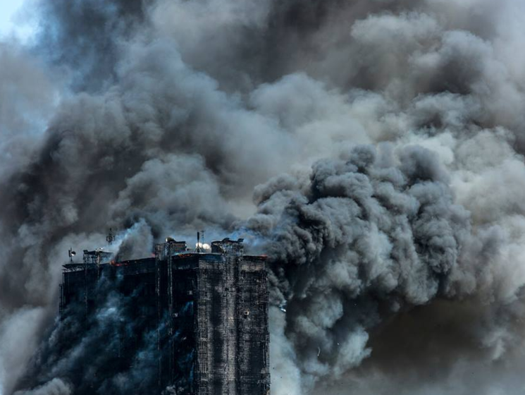 В Баку загорелась многоэтажка, погибли 16 человек