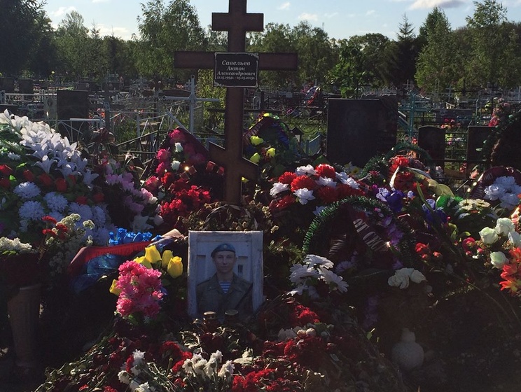 Российские блогеры обнаружили могилы троих спецназовцев из РФ, погибших на Донбассе
