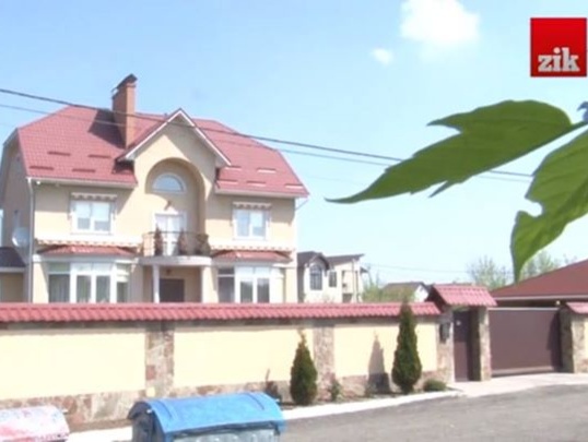 СМИ: Глава киевской милиции Терещук построил в Жулянах трехэтажный дом на земле, арестованной СБУ. Видео