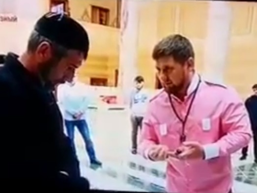 Жителей Чечни, шутивших по поводу "свадьбы тысячелетия" в соцсетях, собрали у Кадырова и отчитали. Видео