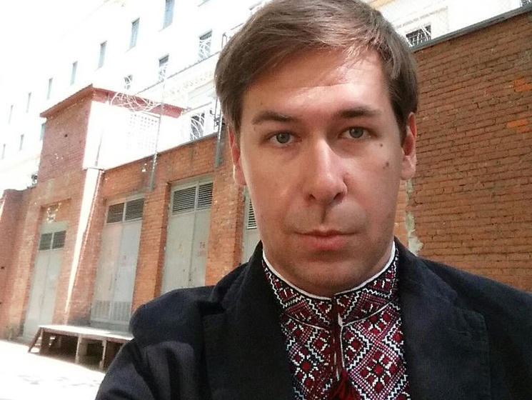 Адвокат Савченко пришел в "Матросскую тишину" в вышиванке