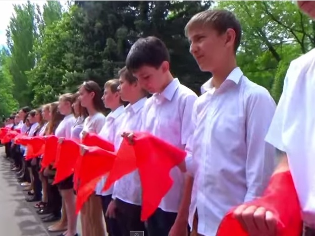 В подконтрольной боевикам "ДНР" Макеевке создали пионерский отряд. Видео
