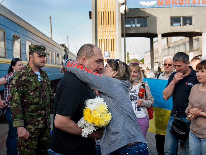 Жители Николаева встретили вернувшегося после длительного лечения киборга-десантника 79-й отдельной аэромобильной бригады