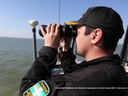 В Черном море пограничники спасли девять человек с перевернувшейся яхты
