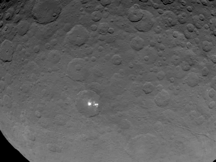Зонд Dawn получил качественные фото таинственных пятен на Церере