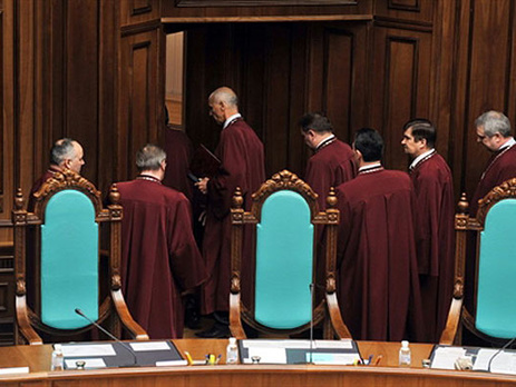 Генпрокуратура допросила четырех судей КС по делу об узурпации власти Януковичем