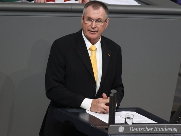 Вице-спикер парламента Германии отменил визит в Россию