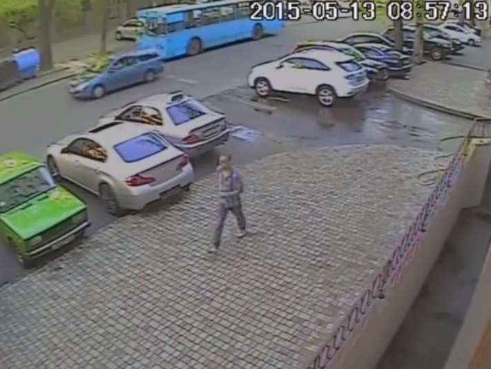 МВД: Камеры внешнего наблюдения зафиксировали одного из нападавших на ректора Одесского медуниверситета. Видео