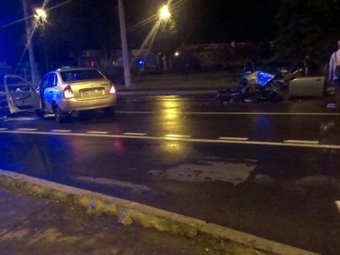 СМИ: В Донецке пьяные боевики врезались в такси, водитель погиб