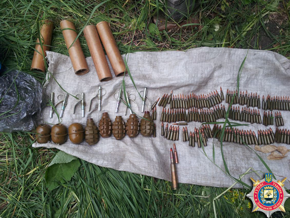 Правоохранители изъяли у двух жителей Авдеевки арсенал оружия, боеприпасов и взрывчатых веществ