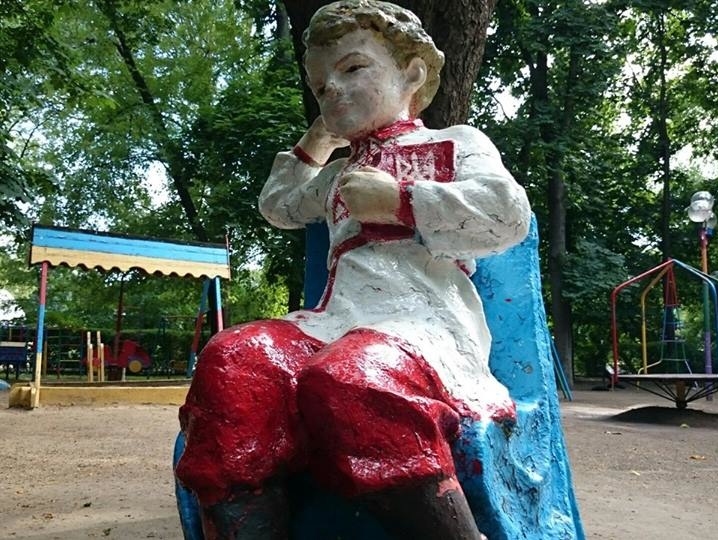 В Харькове статую юного Володи Ульянова "переодели" в вышиванку