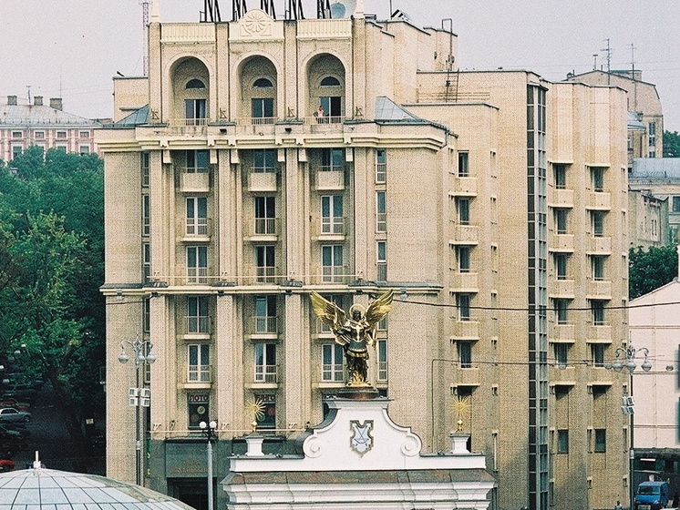 Военная прокуратура предотвратила ограничение прав Минобороны на владение отелем "Козацький" в Киеве стоимостью более 42 млн грн
