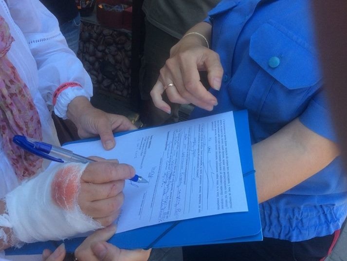 Возле киевского метро "Героев Днепра" промоутер газеты "Вести" порезала руку женщине, порвавшей экземпляр издания