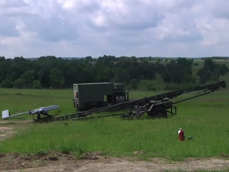 Американские десантники запускают беспилотник на учениях во Львовской области. Видео
