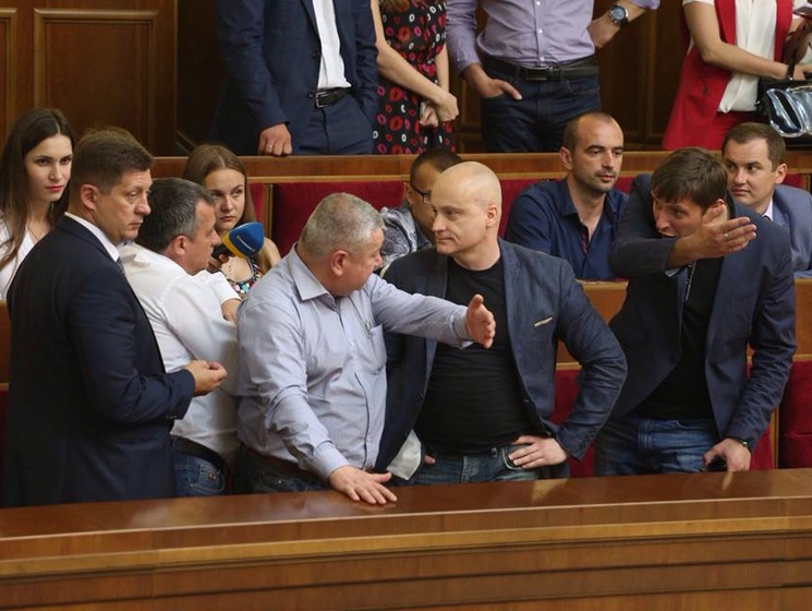 Парасюку и Денисенко не дали повесить на балконе Рады вопрос про липецкую фабрику Roshen