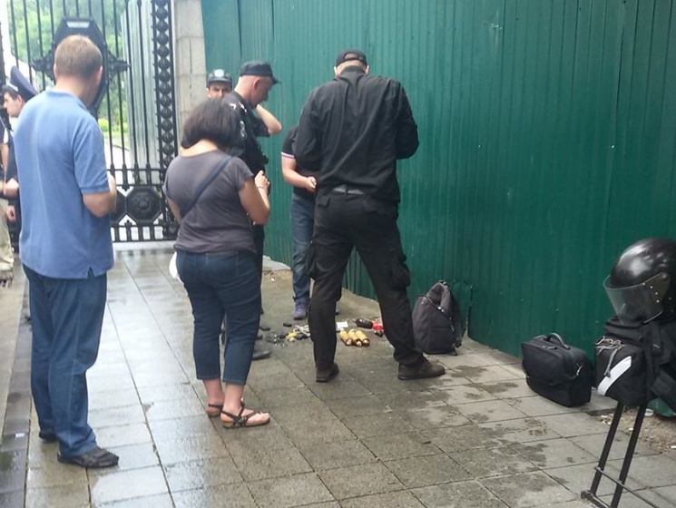 МВД: У задержанных под Радой правонарушителей изъяли пять самодельных дымовых шашек