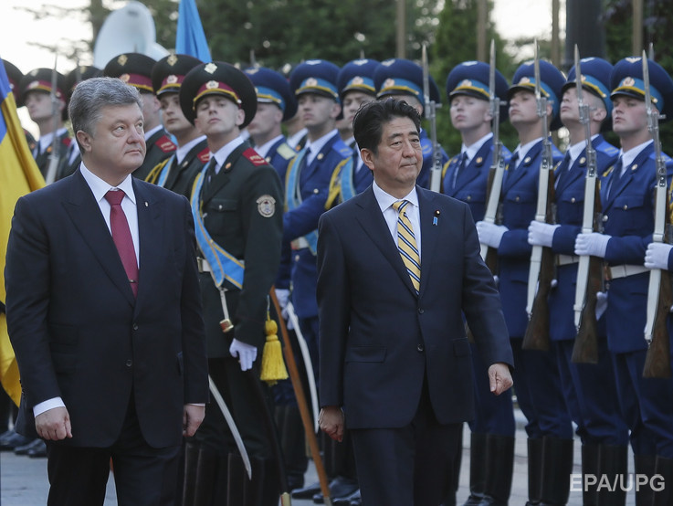 Порошенко проводит встречу с премьер-министром Японии Абэ