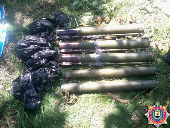 В Донецкой области был обнаружен тайник с оружием в лесу