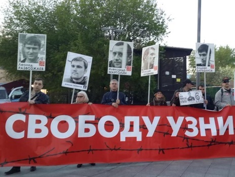 СМИ: В Москве напали на участников пикета в поддержку "узников Болотной"