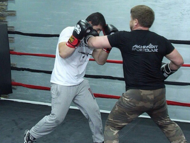 На тренировке по боксу боец СОБРа сломал Кадырову ребро в двух местах
