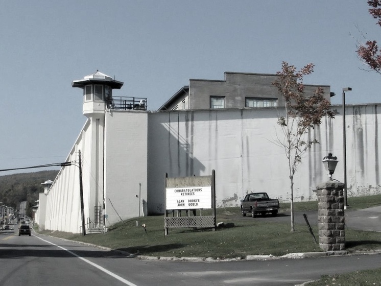 В США опасные преступники бежали из тюрьмы, оставив записку "Хорошего дня!"