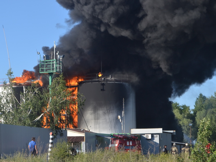МВД открыло уголовное производство по факту пожара на нефтехранилище под Киевом