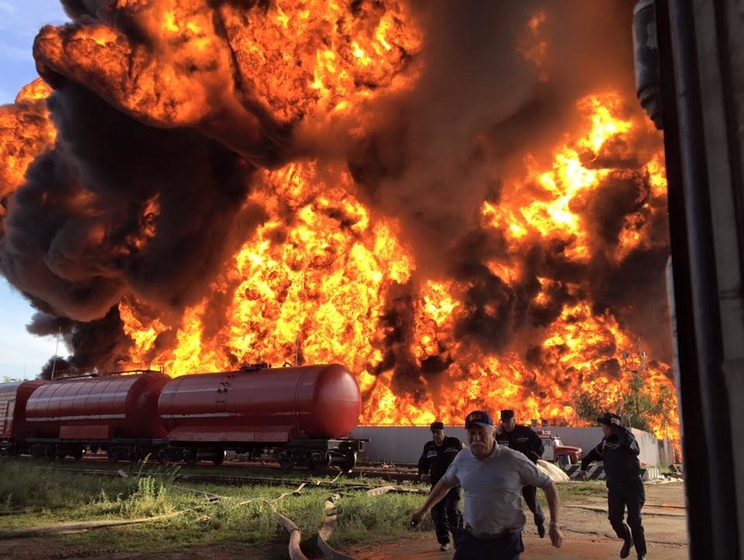 Химик-токсиколог Кубрак: Пожар на нефтехранилищах очень опасен, в воздух выбрасываются диоксины и угарный газ