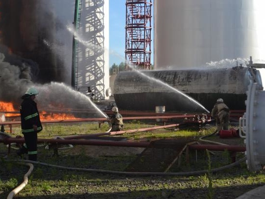 Турчинов: Пожарные контролируют ситуацию на горящей нефтебазе, людей из 10-километровой зоны эвакуировать не будут