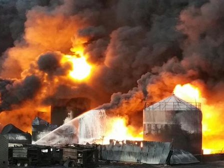 Аваков: На нефтебазе под Киевом выгорело четыре емкости с топливом