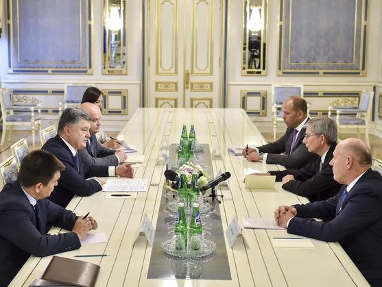 Порошенко призвал украинскую диаспору к борьбе с российской пропагандой за рубежом