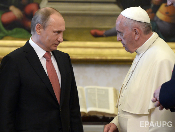 Путин опоздал на встречу с папой римским на час и уехал с подарком