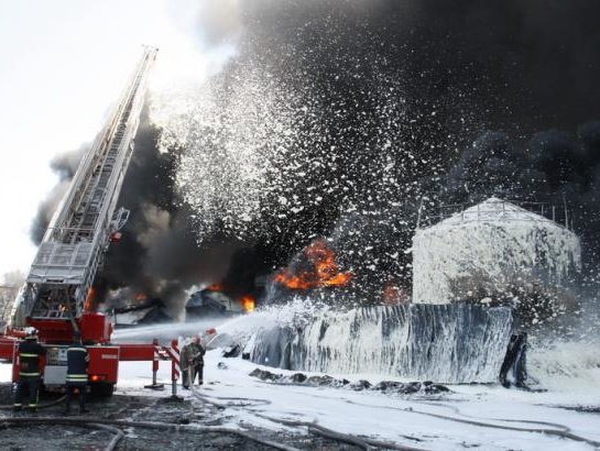 Представитель КГГА: Пожар на нефтебазе под Киевом потушат до конца дня