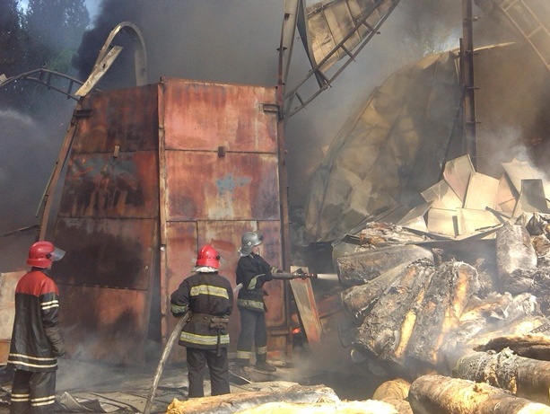 Госслужба по ЧС: Спасатели потушили пожар на складе пенопласта в Броварах