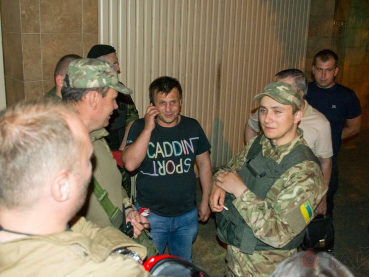 СМИ: В Одессе активисты заняли офис КПУ и вывесили над ним украинский флаг