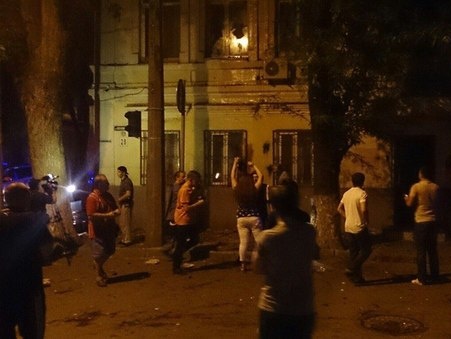 В Ростове неизвестные напали на консульство Украины