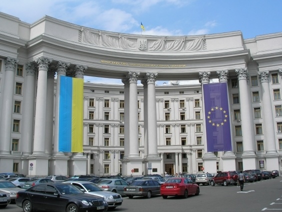 МИД выразил протест в связи с нападениями на украинские дипучреждения в Москве и Ростове