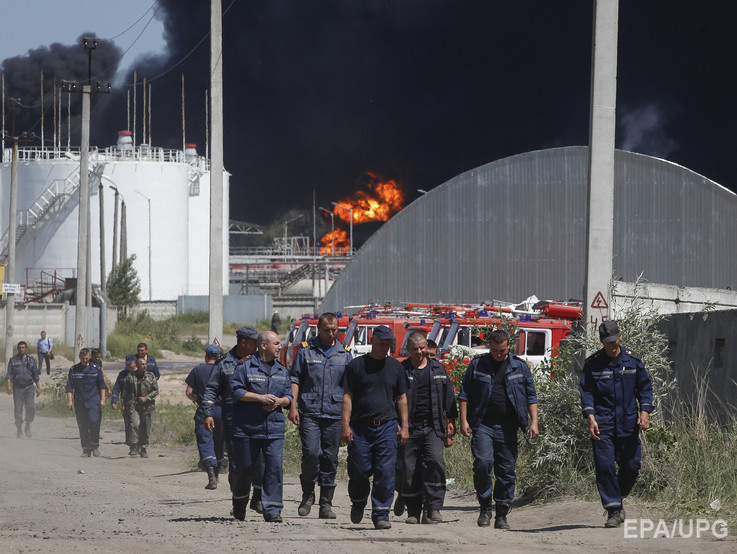 ГСЧС: На горящей под Киевом нефтебазе есть угроза взрыва резервуаров, расположенных рядом с огнем