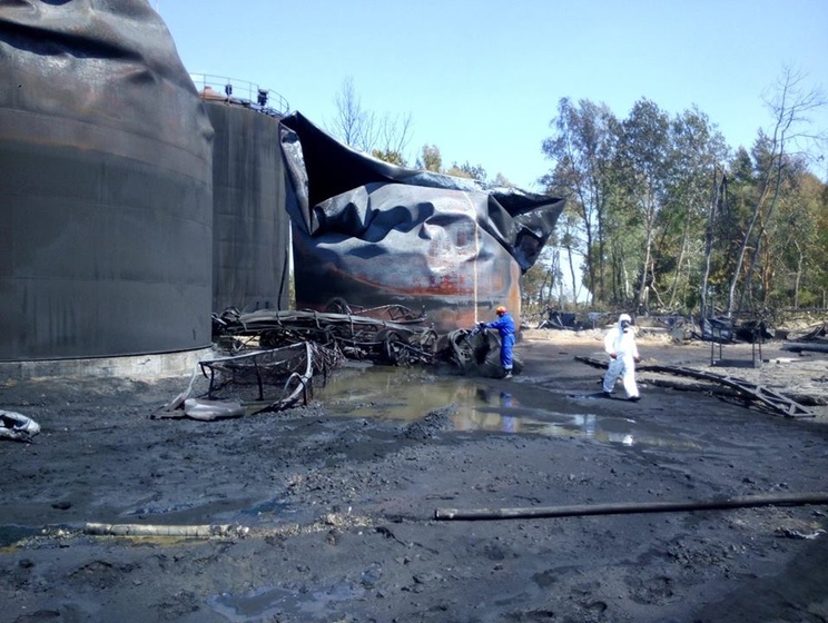 ГСЧС: На месте пожара на нефтебазе под Киевом сосредоточено 44 единицы техники и 130 спасателей