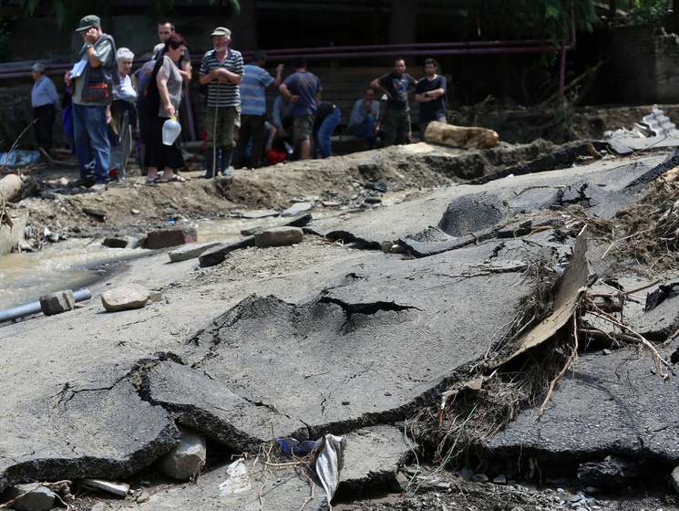 Количество погибших в результате наводнения в Грузии достигло 13 человек