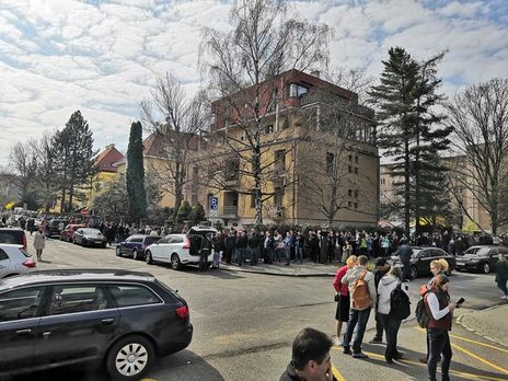 Украинцы ждут в очередях на избирательных участках в Праге, Берлине, Таллинне и Франкфурте-на-Майне, чтобы проголосовать. Фоторепортаж