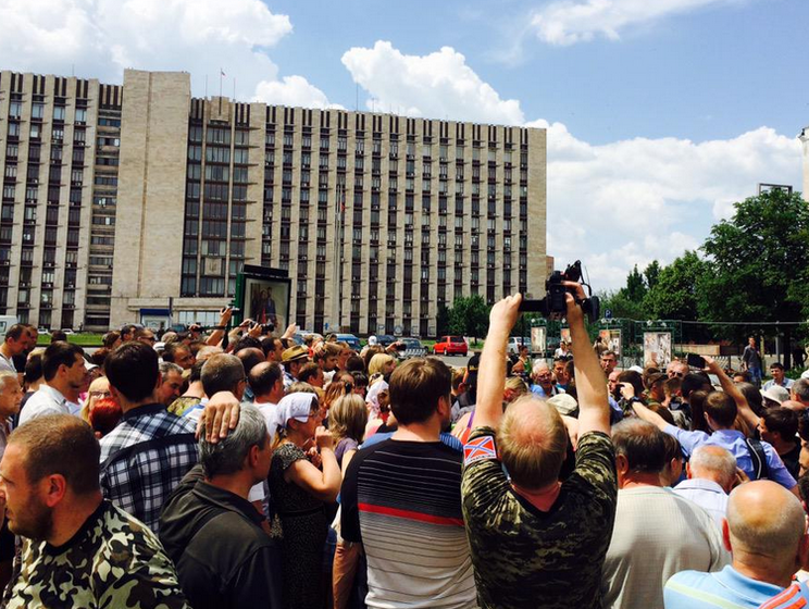 Дайджест 15 июня: Слухи вокруг отставки Наливайченко, в Донецке протестовали против войны, названа причина пожара на нефтебазе
